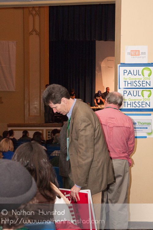 Majority Leader Larry Pogemiller speaks with a delegate